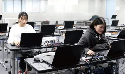 学内のPCルームにて「にほんごをまなぼう」で日本語学習